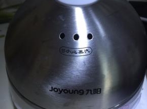 在蒸蛋器里加足水，将鸡蛋液放入蒸蛋器中蒸