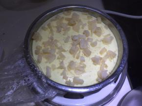 煮至蛋稍微凝固时撒入撕成丝的干贝，盖上保鲜膜继续蒸5分钟（也即蒸蛋器自己停止工作就完成了）