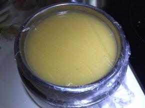 加入温水搅拌均匀后封上保鲜膜，用牙签在保鲜膜上扎洞