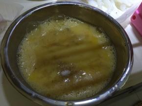 鸡蛋磕入碗中打散后加入盐、鸡精和胡椒粉