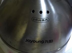 蒸锅里加水后盖上锅盖按下按钮即可