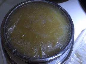 鸡蛋液搅拌均匀后倒入温水继续搅拌均匀，放入银鱼，封上保鲜膜，并用牙签在保鲜膜上戳洞