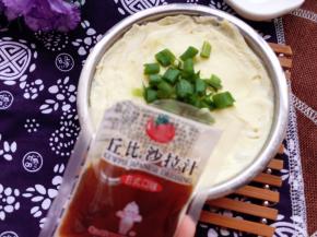 蒸好后撒上葱花，淋入丘比日式口味沙拉汁即可