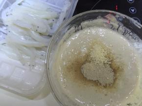 准备好材料，面粉加水和成面糊后加入适量盐、鸡精、胡椒粉搅拌均匀