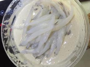 银鱼放入面糊中