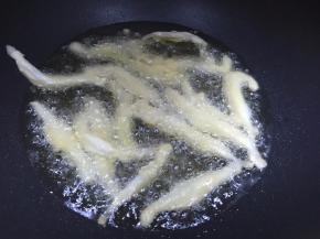 锅里热油后放入银鱼炸