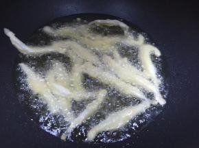 锅里热油后放入银鱼炸