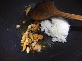 放入煮好的米饭炒散
