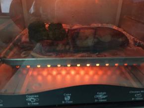 刷上丘比沙拉酱和BBQ烧烤酱，西兰花也要刷上后放入烤箱250摄氏度烤10分钟