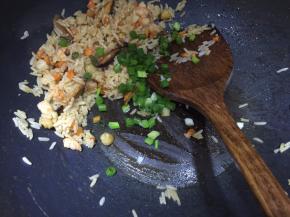 加入1匙生抽和1匙蚝油炒均匀后撒入葱花和胡椒粉炒，撕一包丘比沙拉酱炒出香味即可