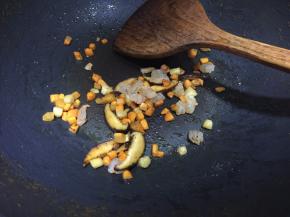 放入切粒的鲜虾炒