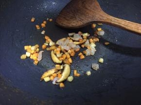 放入切粒的鲜虾炒