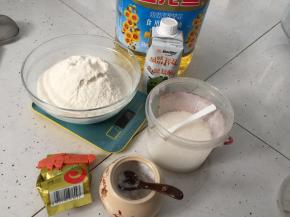 准备好材料，我没有中筋面粉就用高筋面粉和低筋面粉调配，原本是想用纯牛奶做的，后来改成用清水做了