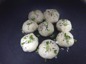 撒上葱花，如果感觉干的话可以适量撒入开水