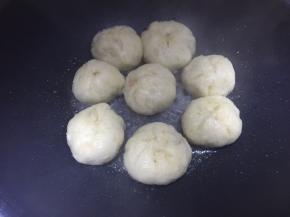 中间浇入开水，继续盖上锅盖焖煎