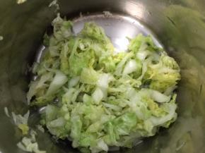 面团在面包机里发酵过程中就做馅料，白菜洗净切碎后加入5g盐腌制去除水分