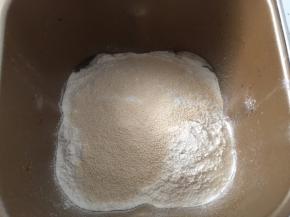 面包机里依次放盐3g、白砂糖10g、20ml油、面粉、酵母粉