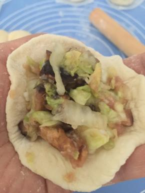 将做好的馅料包入面皮即可