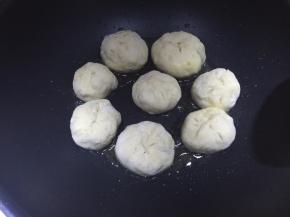 锅里热油后放入包子生煎，盖上锅盖