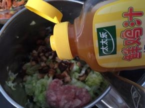 然后在白菜中放入香菇粒、肉末、太太乐鲜鸡汁