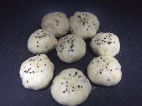 差不多好后撒上黑芝麻继续焖煎