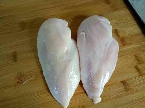 准备好两块鸡胸肉洗净，去除筋膜备用