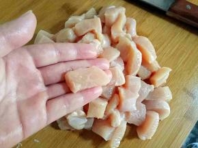 鸡胸肉切成长2指宽1指的块