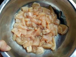 切好的鸡胸肉加盐，料酒和胡椒粉拌匀腌半小时
