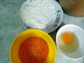 准备好面粉，面包糠和鸡蛋