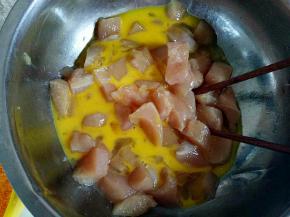 鸡蛋打散倒入腌好的鸡胸肉中拌匀