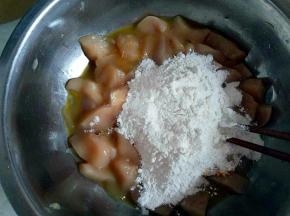 然后加入面粉拌匀