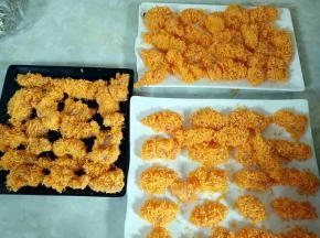 全部裹好面包糠的鸡肉块