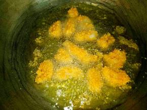 锅里放油，大火待油烧至八成热时下入鸡块，小火炸至金黄即可