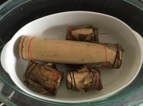 蒸锅里放足水，将竹筒饭放入蒸锅里蒸