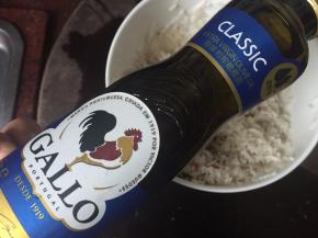 将泡发好的花菇和虾仁切丁，鱿鱼切小段，菜脯切丁，然后将材料放入泡发好的米中搅拌均匀，加入Gallo橄榄油、盐、生抽、胡椒粉