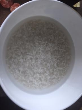 将糯米和香米洗净后浸泡半天，使米泡发即可