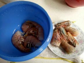 虾切开头和身体。