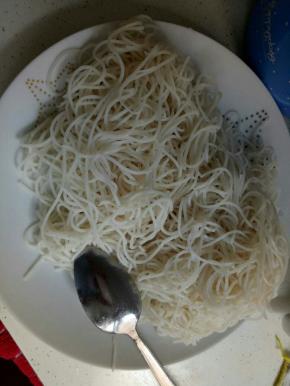 把米粉热水煮1-2分钟后拿出来去水闷10-20分钟