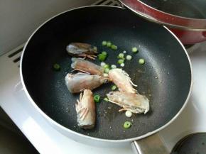 先热油炒虾头和葱。炒出香味