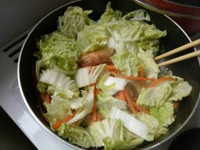 炒出香味后加入香菇和红萝卜和大白菜。炒熟。加入酱油和盐巴