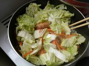 炒出香味后加入香菇和红萝卜和大白菜。炒熟。加入酱油和盐巴