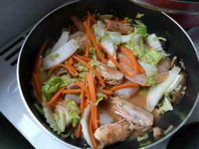 炒出水后关火把米粉放进去翻炒均匀后在加热炒2-5分钟就可以出锅咯
