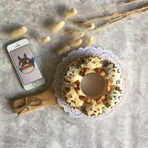 烤箱提前预热180度，上下火，20分钟，取出放凉，巧克力放入裱花袋隔水融化，裱上龙猫的脸，就可以啦