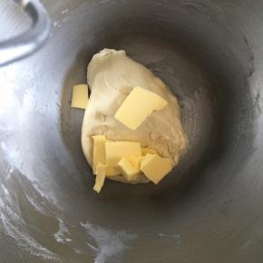 揉成光滑面团后加入软化的黄油继续揉