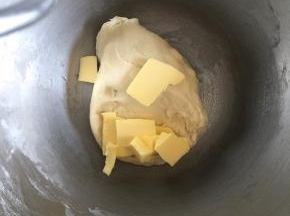 揉成光滑面团后加入软化的黄油继续揉