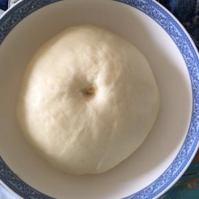 取出发酵好的面团，用手指沾一面粉，戳一下，不回缩即可