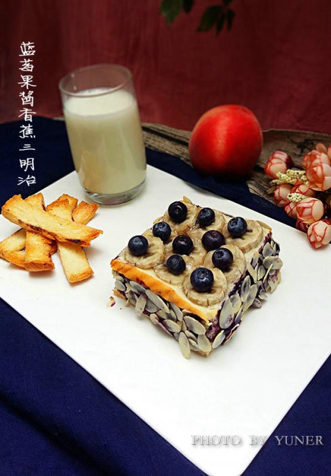 蓝莓果酱香蕉三明治