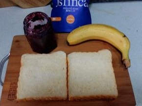 吐司切厚片，也可以超市买现成的。