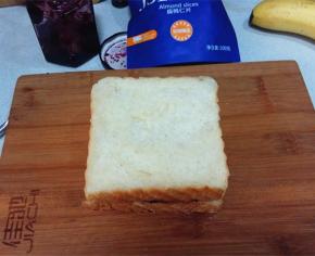 将另一吐司片盖在果酱上。轻轻压实。