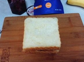 将另一吐司片盖在果酱上。轻轻压实。